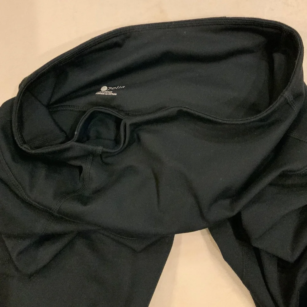Zella Black M Capri leggings Active Yoga Gym Travel Adventure Outdoor Normcore